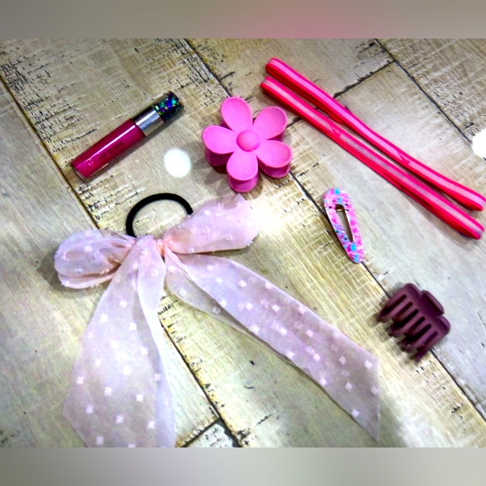 Clips bow and lipgloss